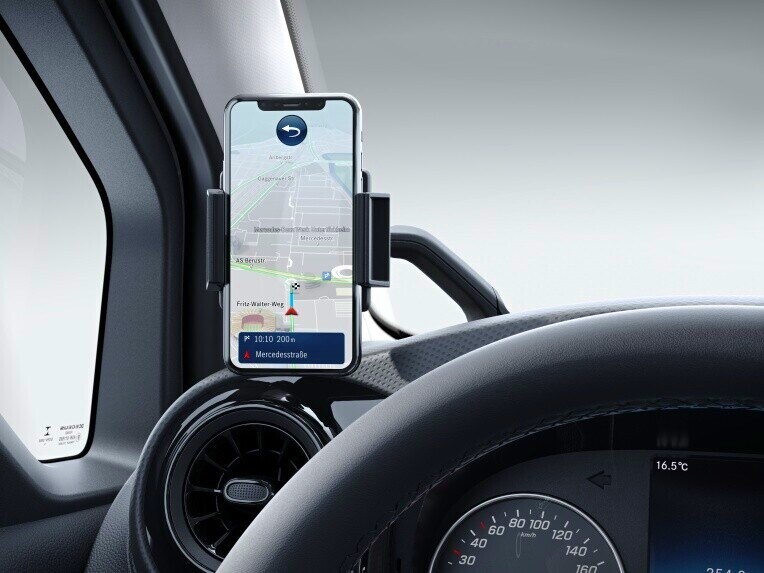 El soporte para smartphone en el habitáculo del EQT.