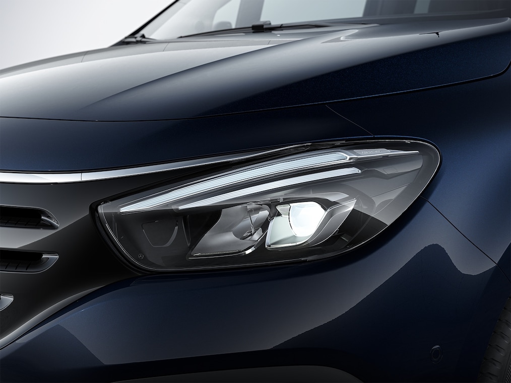 La imagen muestra un primer plano de los faros LED High Performance.