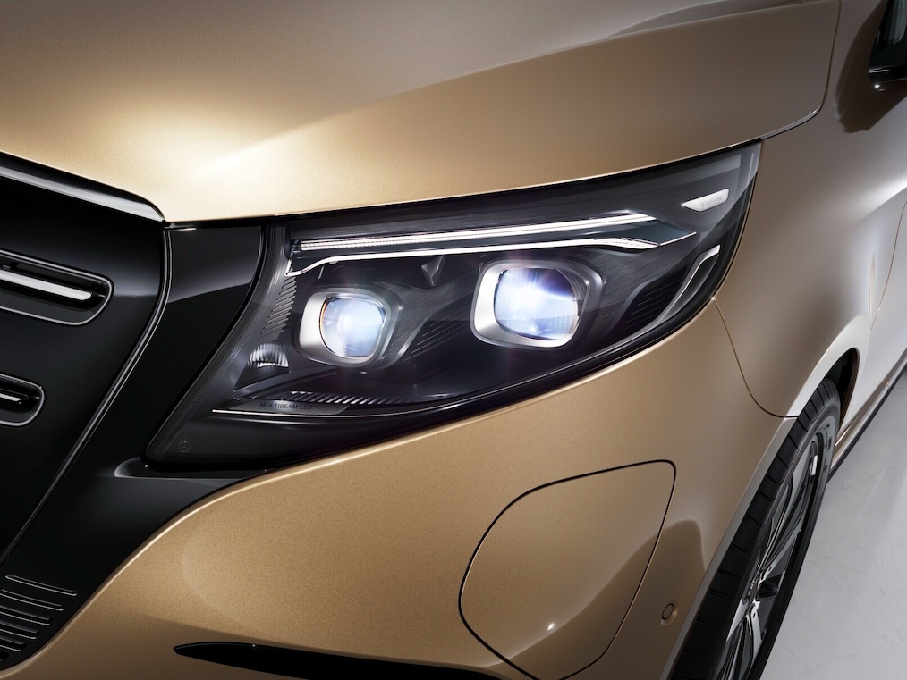 Disfrute de una excelente visibilidad con los faros MULTIBEAM LED con asistente de luz de carretera PLUS – ya sea en autopistas, carreteras secundarias o en tráfico urbano.