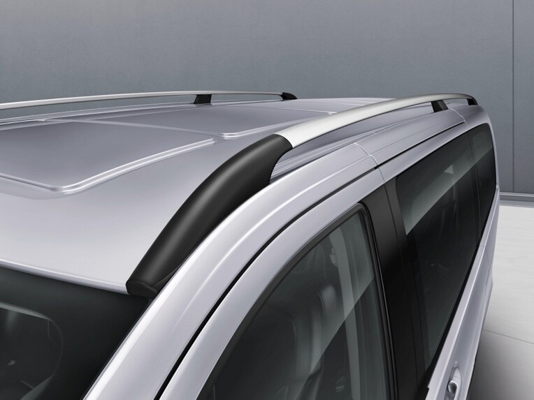 Las barras longitudinales para el techo pintadas de negro permiten transportar cargas adicionales encima del vehículo.