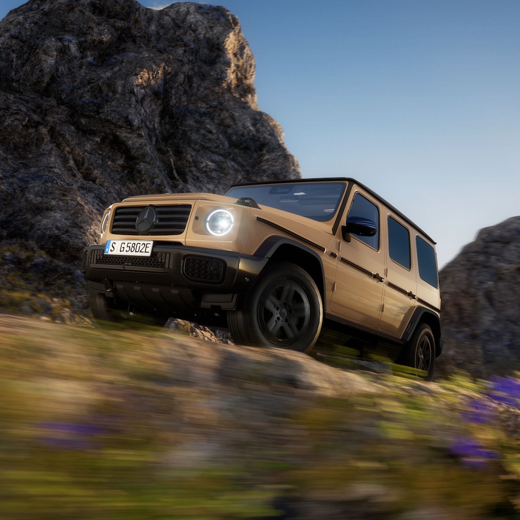 Visual lateral frontal de un Clase G 580 amarillo transitando fuera del camino.