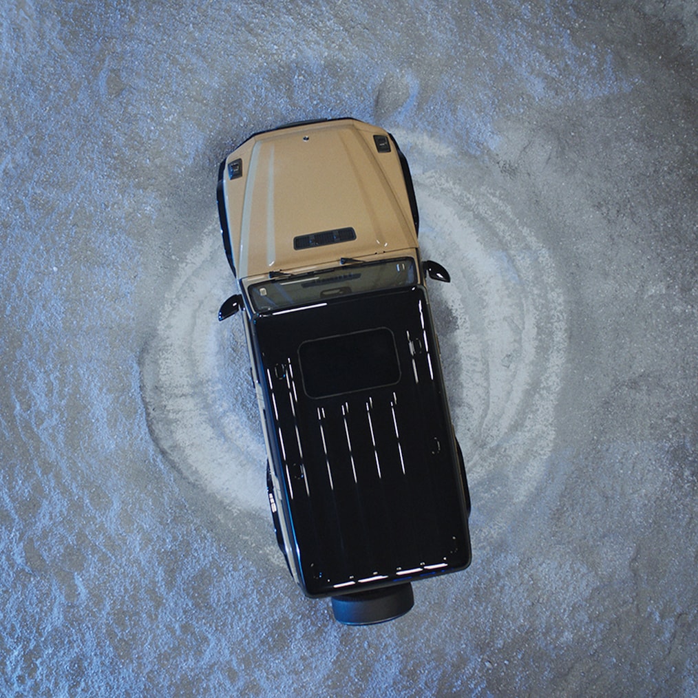 Visual aérea de un Clase G 580 amarillo dando vueltas