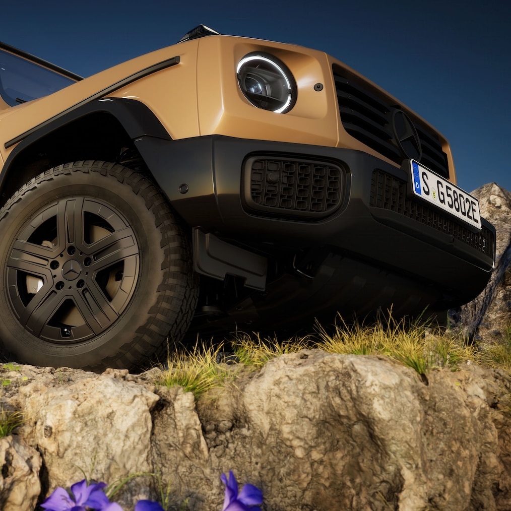 La protección inferior en negro grafito de un Clase G 580 amarillo con tecnología EQ de Mercedes-Benz