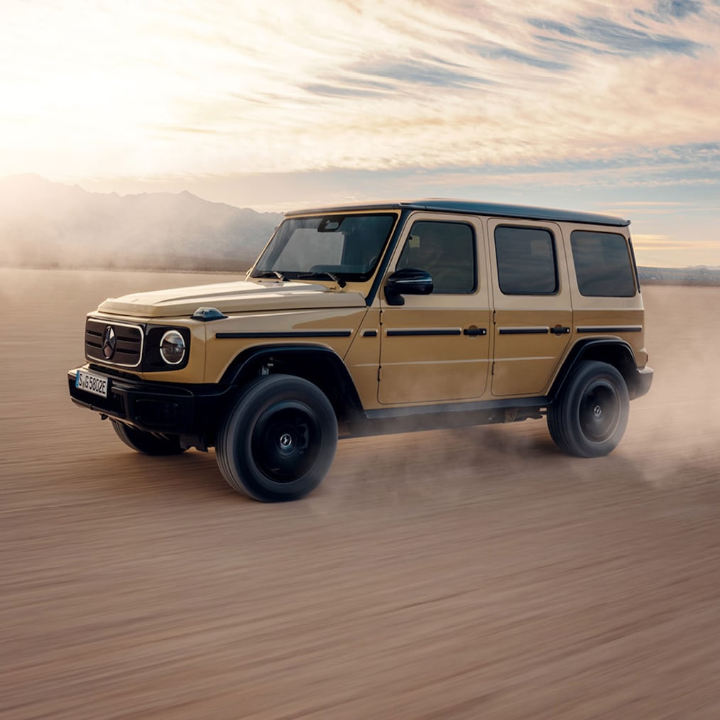 Visualizadores específicos off-road en el cuadro de instrumentos / visualizador de medios o un Mercedes-Benz G 580 transitando fuera del camino.
