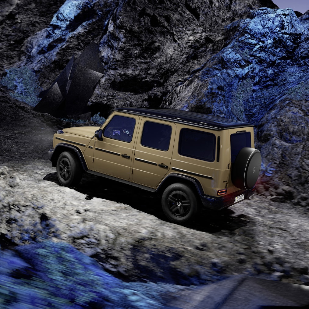 Visualizadores específicos off-road en el cuadro de instrumentos / visualizador de medios o un Mercedes-Benz G 580 transitando fuera del camino.