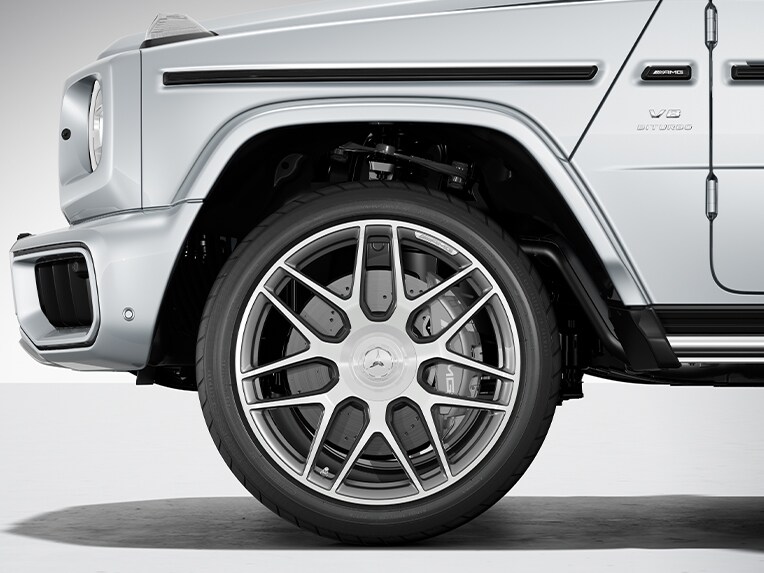 Las llantas forjadas AMG de 55,9 cm (22") con radios cruzados del Mercedes-AMG Clase G.