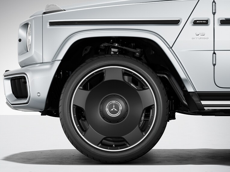 Llantas forjadas AMG de 55,9 cm (22'') con 5 radios del Mercedes-AMG Clase G.