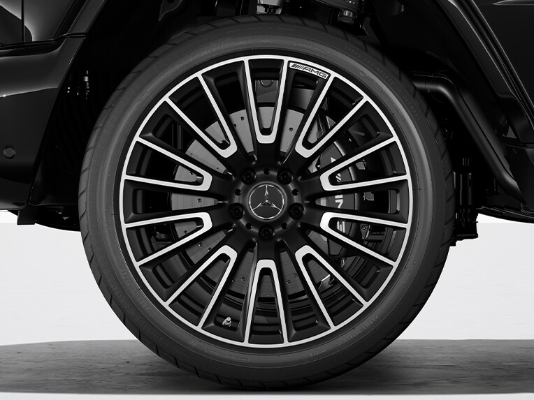 Pinzas de freno AMG delanteras y traseras pintadas de negro del Mercedes-AMG Clase G.