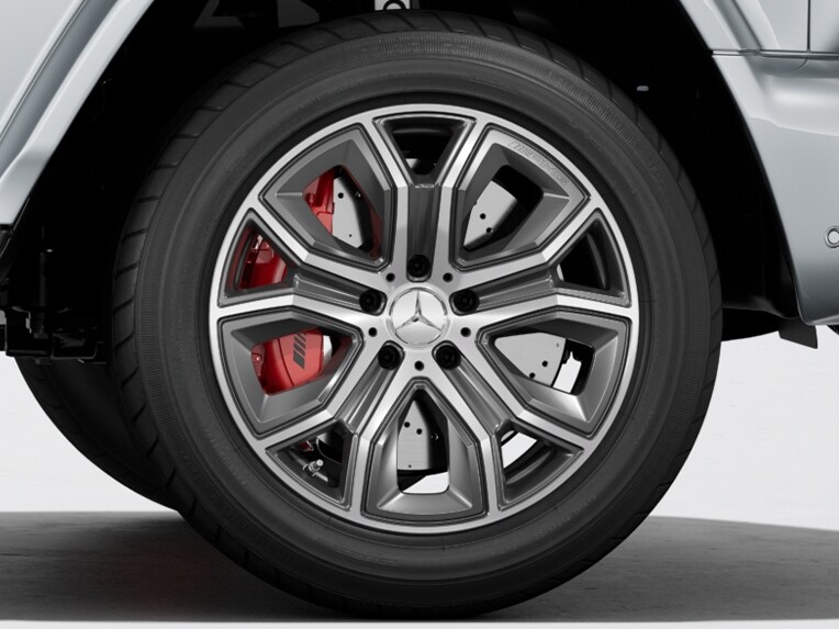 Pinzas de freno AMG delanteras y traseras pintadas de rojo del Mercedes-AMG Clase G.