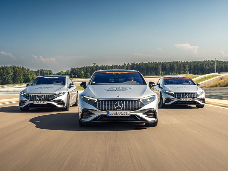Tres modelos Mercedes-AMG en una pista de carreras.