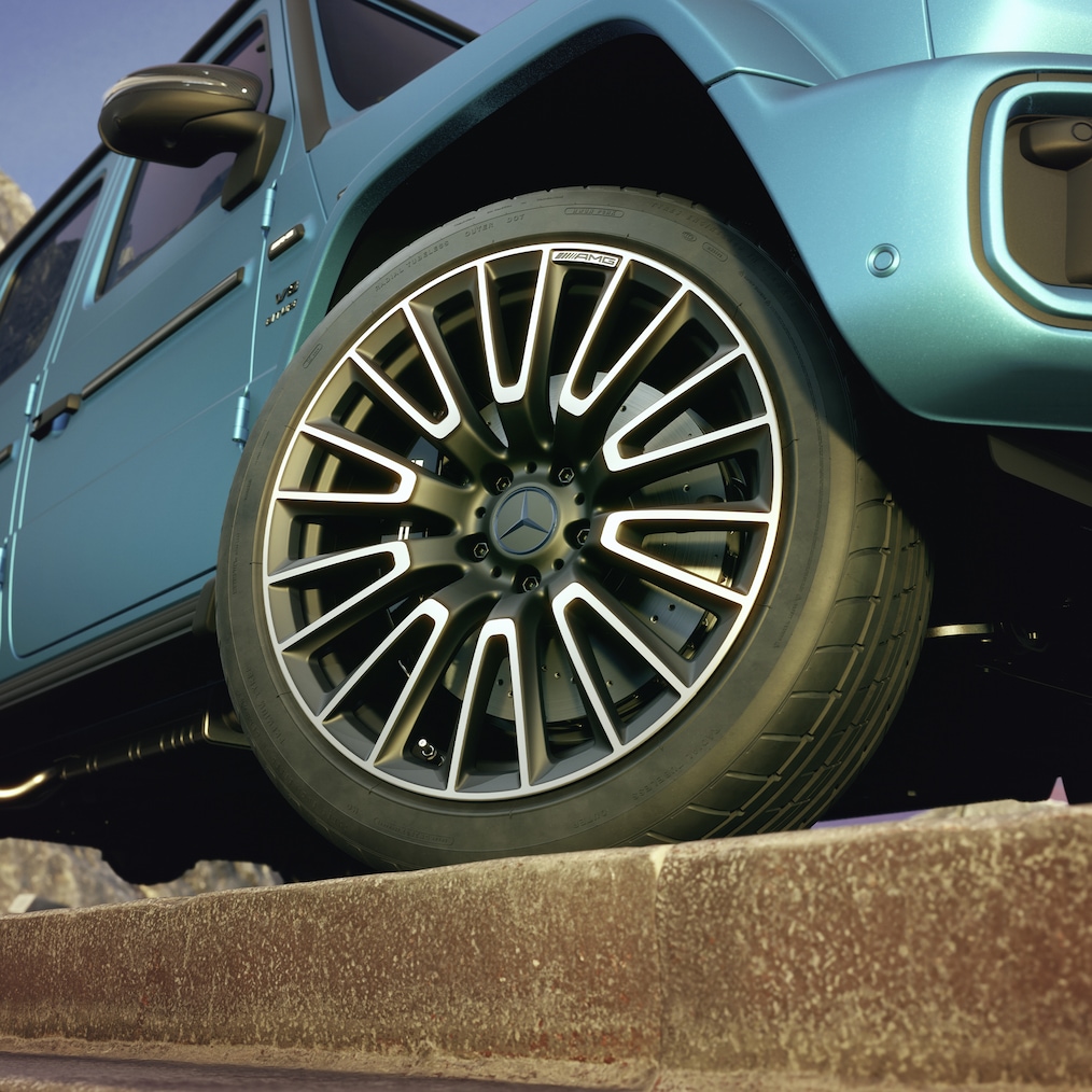 Primer plano de una llanta forjada AMG en diseño de radios cruzados en un  Mercedes-AMG G 63 (RG4).
