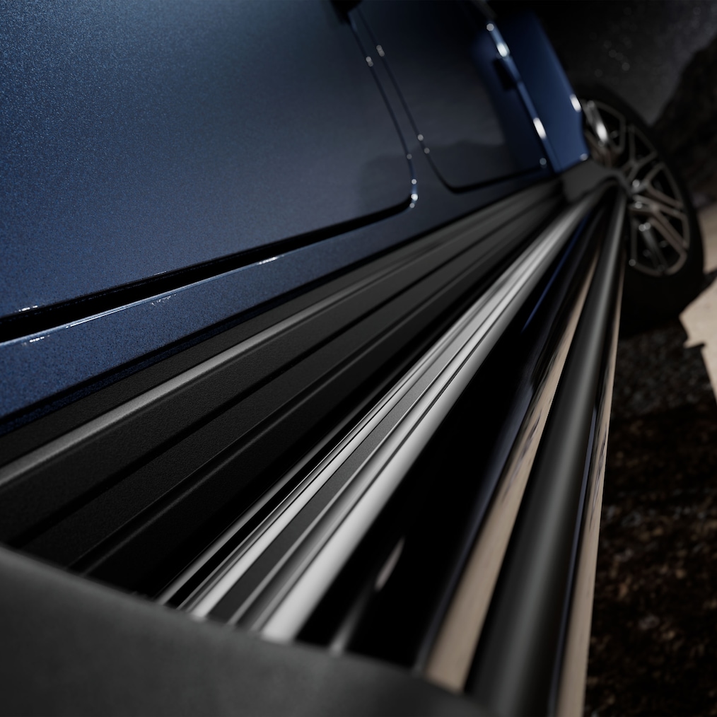 Escorzo trasero (desde arriba) de un Mercedes-Benz G 450 d con estribos MANUFAKTUR en negro.