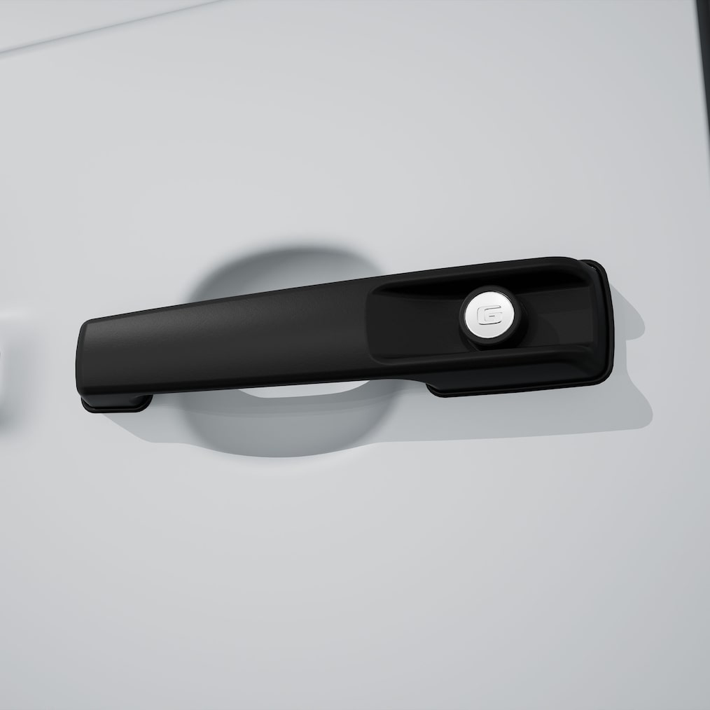 Primer plano de una manilla de la puerta MANUFAKTUR en negro con logotipo en relieve.