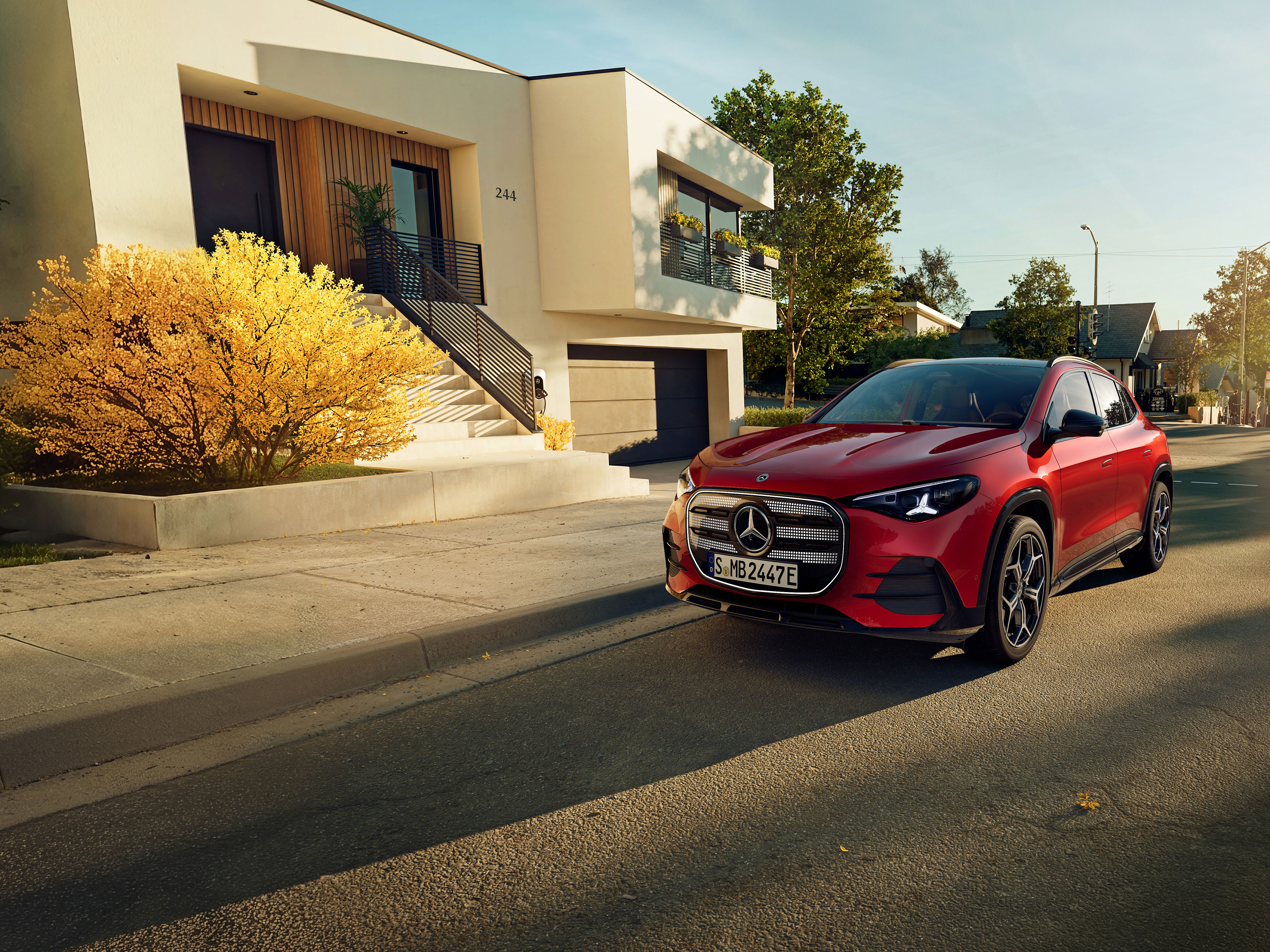 Exterior | El GLA eléctrico completamente nuevo | Mercedes-Benz El GLA eléctrico completamente nuevo de Mercedes-Benz aparcado en una sitio de estacionamiento junto a una cafetería.
