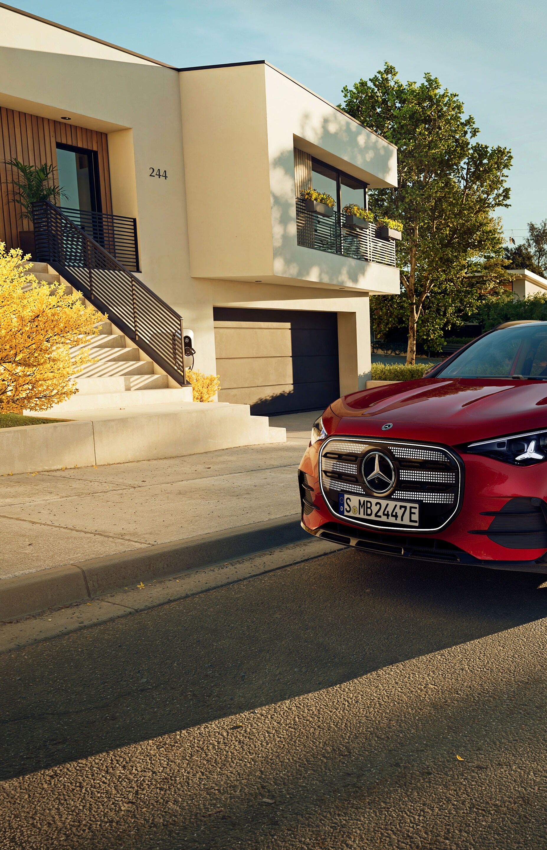 El nuevo GLA eléctrico de Mercedes-Benz aparcado en un sitio de estacionamiento junto a una cafetería.