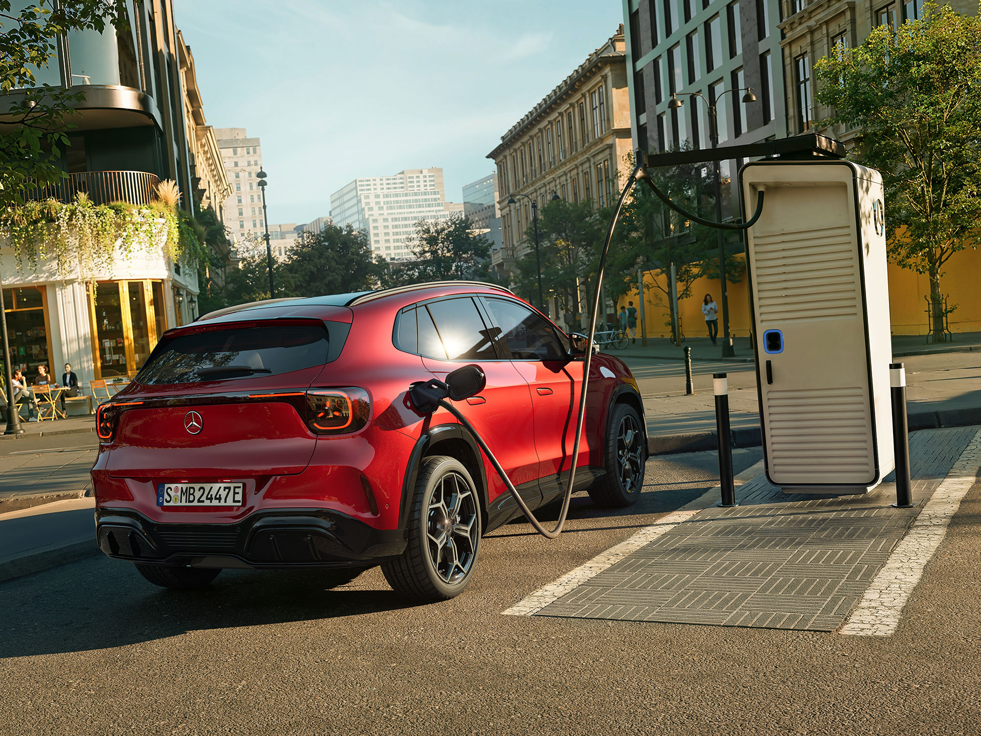 Autonomía & Recarga | El GLA eléctrico completamente nuevo | Mercedes-Benz El GLA eléctrico completamente nuevo de Mercedes-Benz, junto a una estación de recarga mientras se recarga.