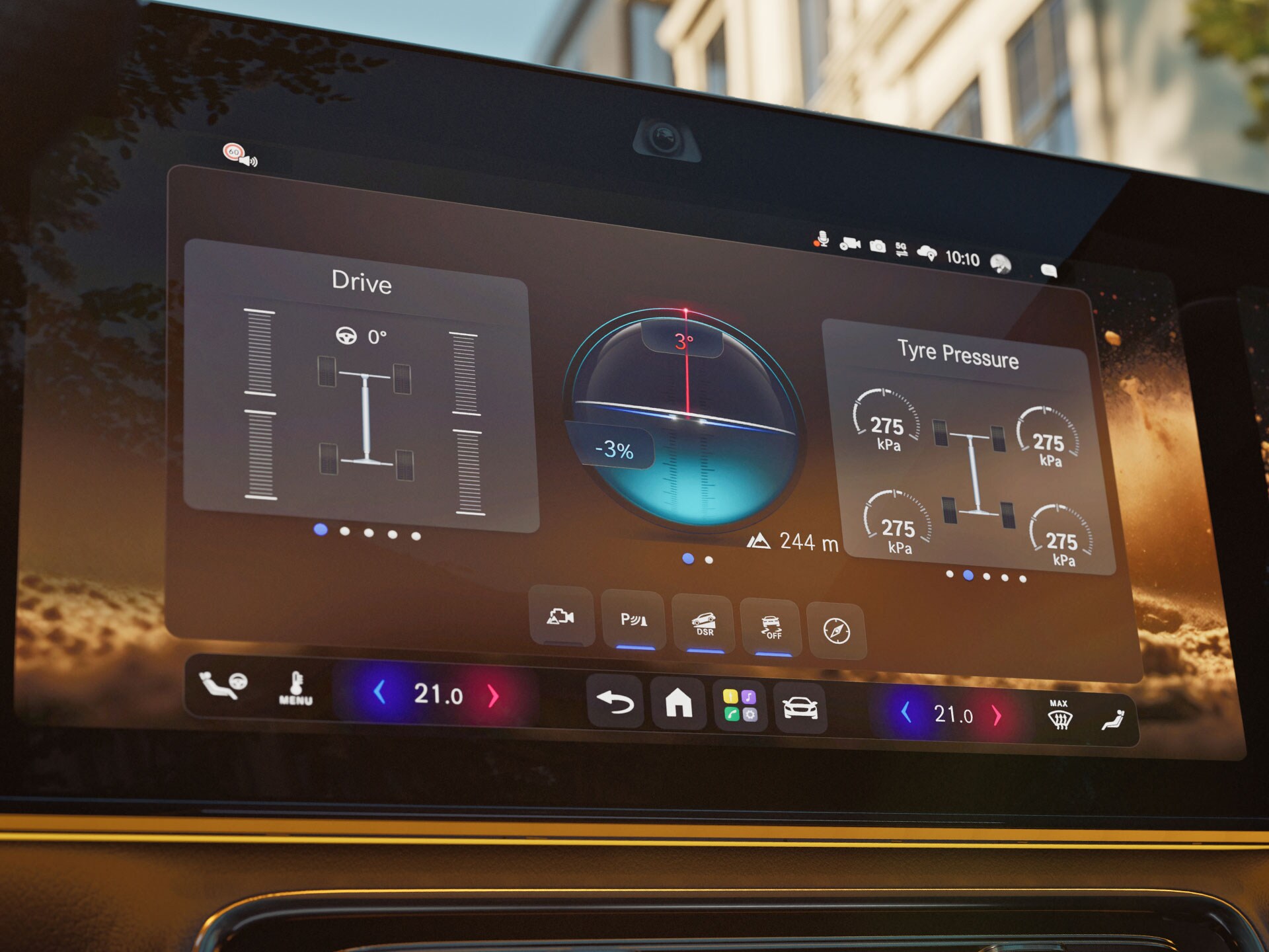El interior del GLA eléctrico completamente nuevo de Mercedes-Benz, con especial atención a la pantalla gigante MBUX mostrando el capó transparente.