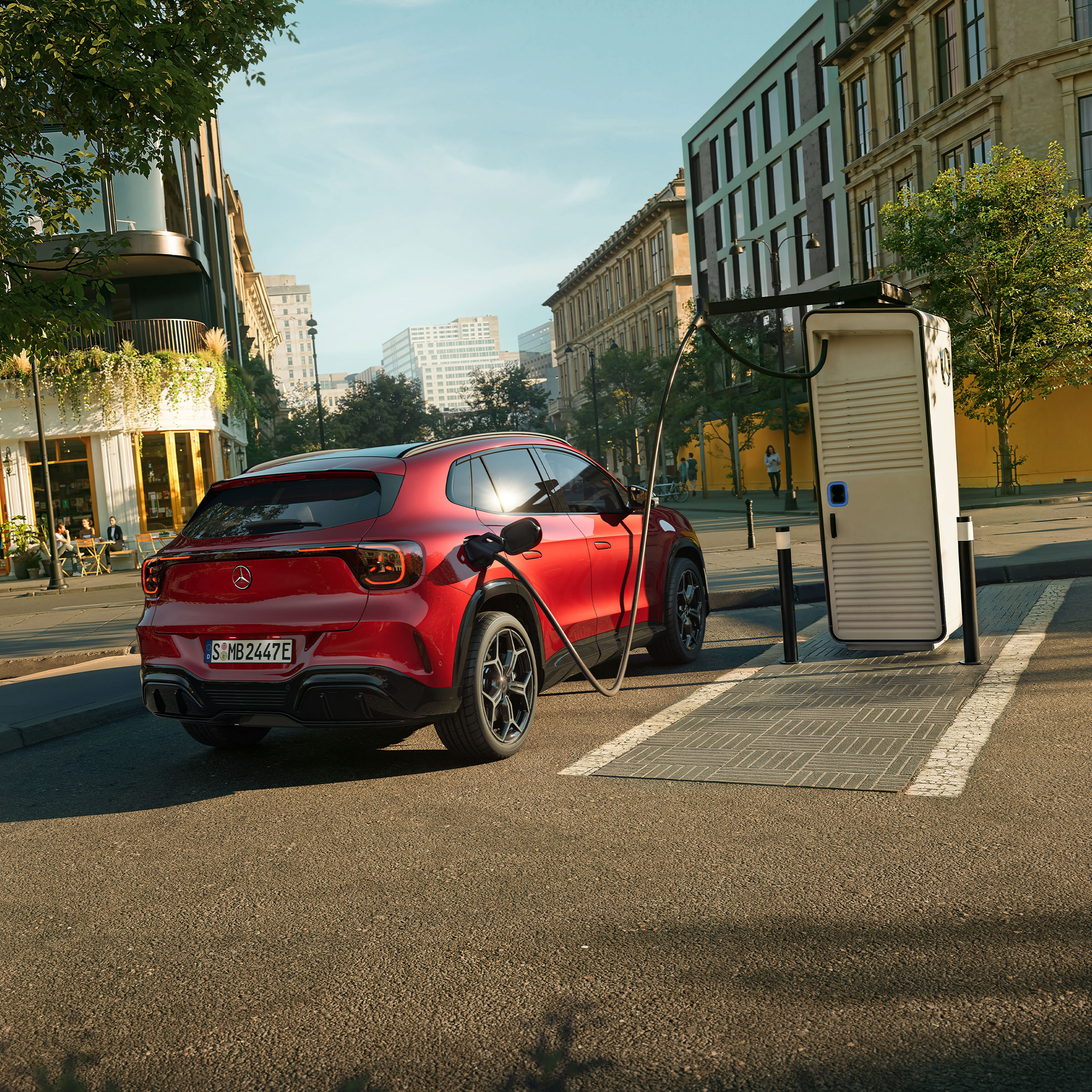 Visual de un GLA eléctrico en color rojo enchufado en la calle mientras recarga