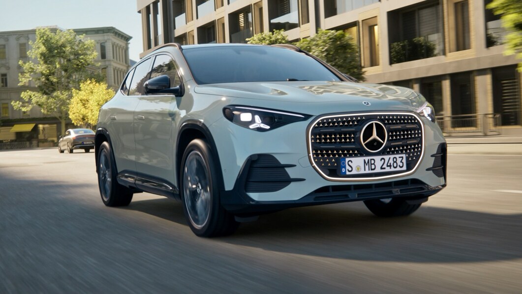Visual del nuevo GLA híbrido circulando por la ciudad.