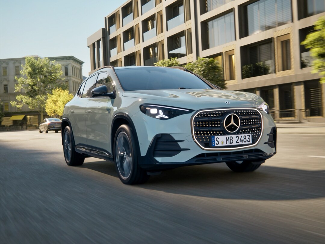 Vista del nuevo GLA con tecnología híbrida en color verde