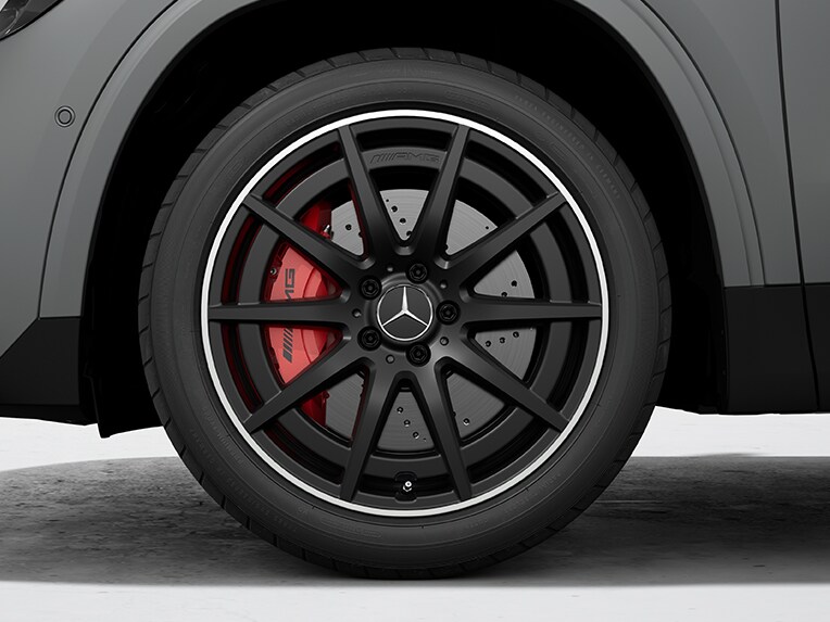 Llantas de aleación AMG con diseño de 10 radios para el Mercedes-AMG GLA.