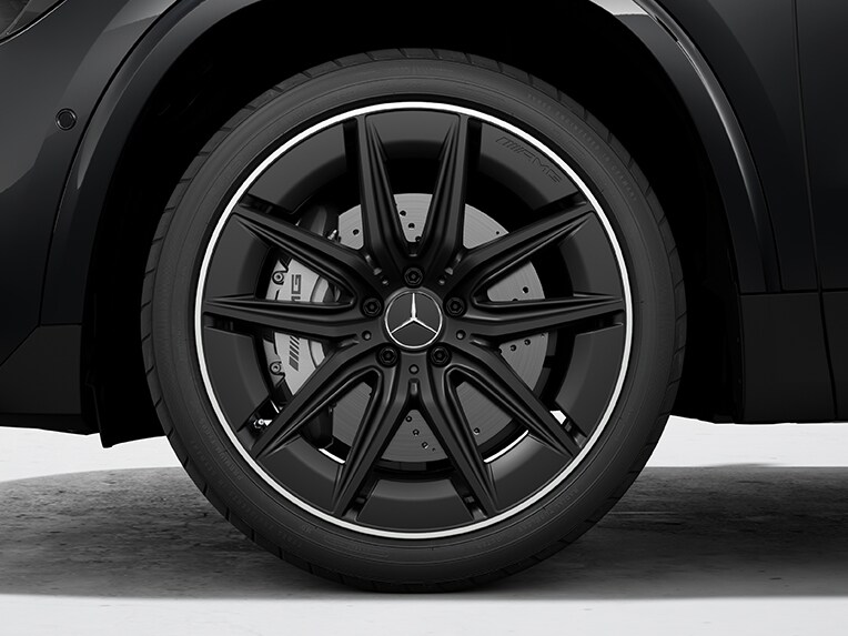 Llantas de aleación AMG de 50,8 cm (20") con diseño de 5 radios dobles para el Mercedes-AMG GLA.