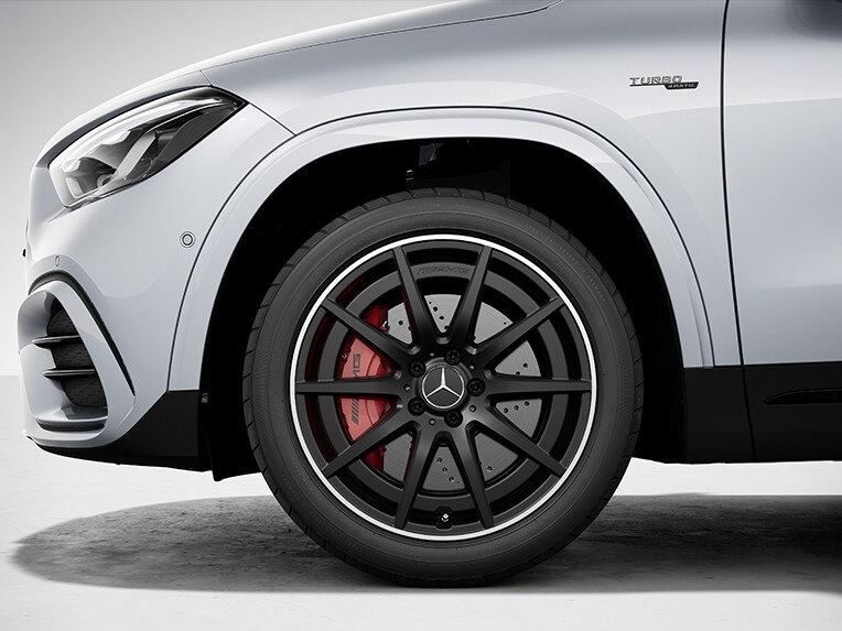Pinzas de freno rojas para el Mercedes-AMG GLA.