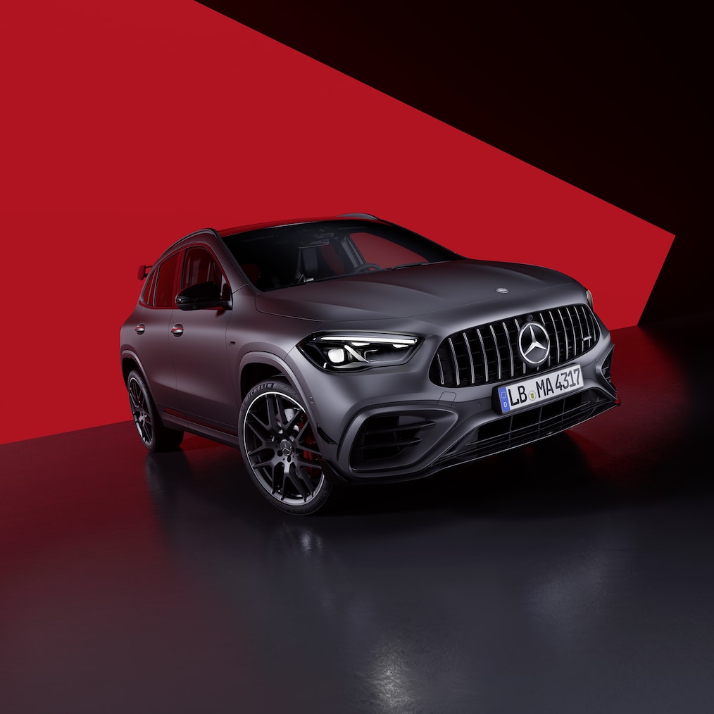 Vista lateral frontal de un Mercedes-AMG GLA 45 S 4MATIC+.