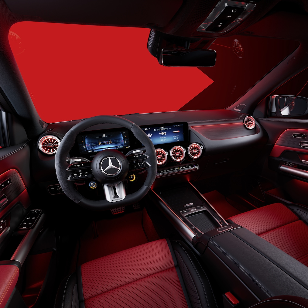Interior del Mercedes-AMG GLA con asientos AMG Performance y volante AMG Performance.