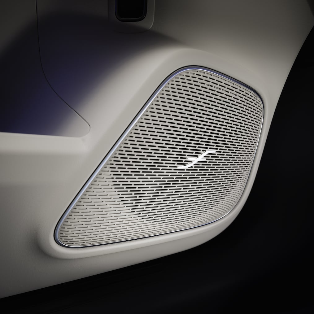 Un altavoz del sistema de sonido envolvente Burmester® Surround en el Mercedes-Benz GLA.