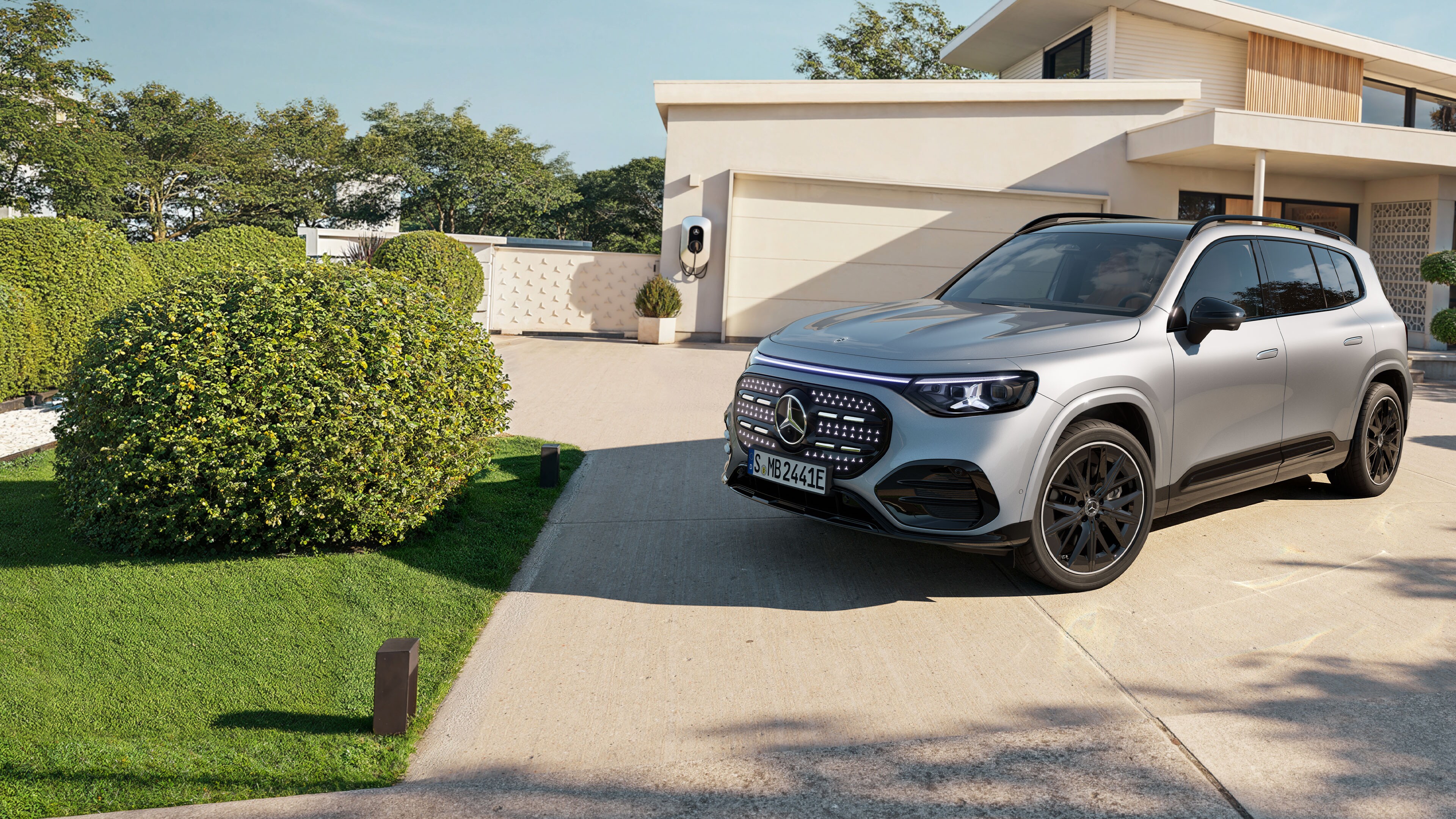 Imagen de un GLB plateado de Mercedes-Benz aparcado al frente de una casa