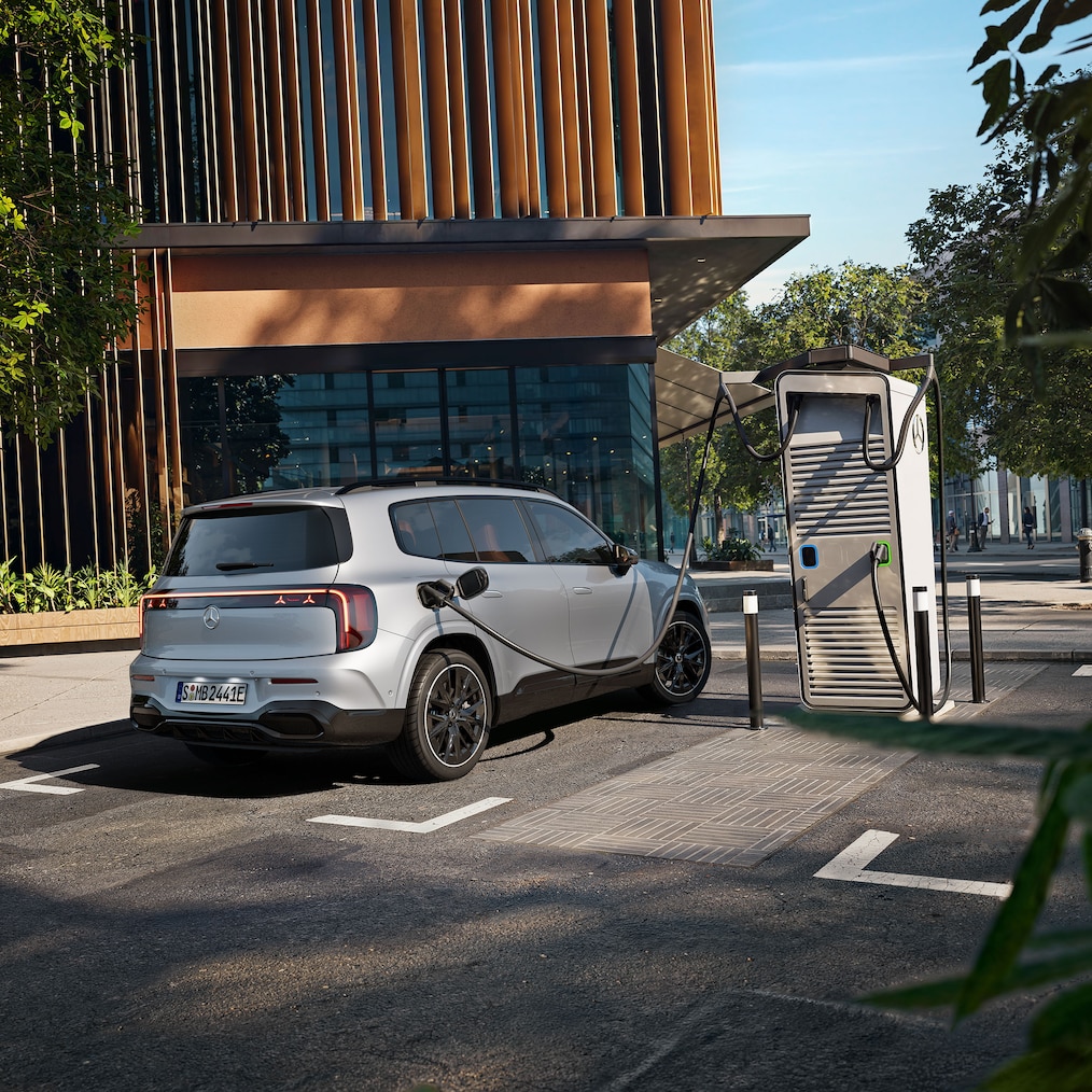 El nuevo GLB eléctrico aparcado afuera del garage de una casa