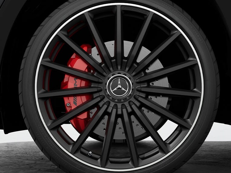 Las pinzas de freno pintadas de color rojo para el Mercedes-AMG GLB.