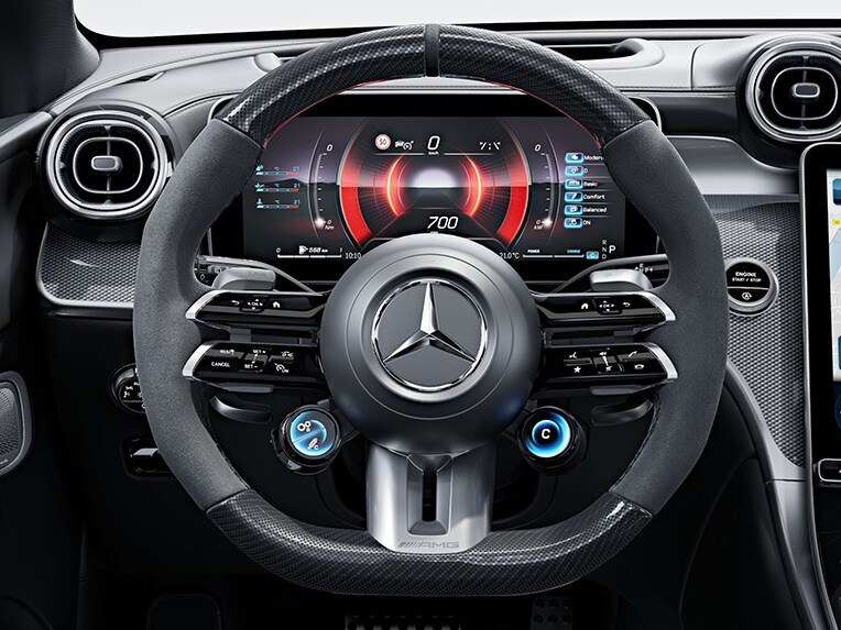 El volante AMG Performance con diseño de fibra de carbono/microfibra MICROCUT del Mercedes-AMG GLC Coupé.