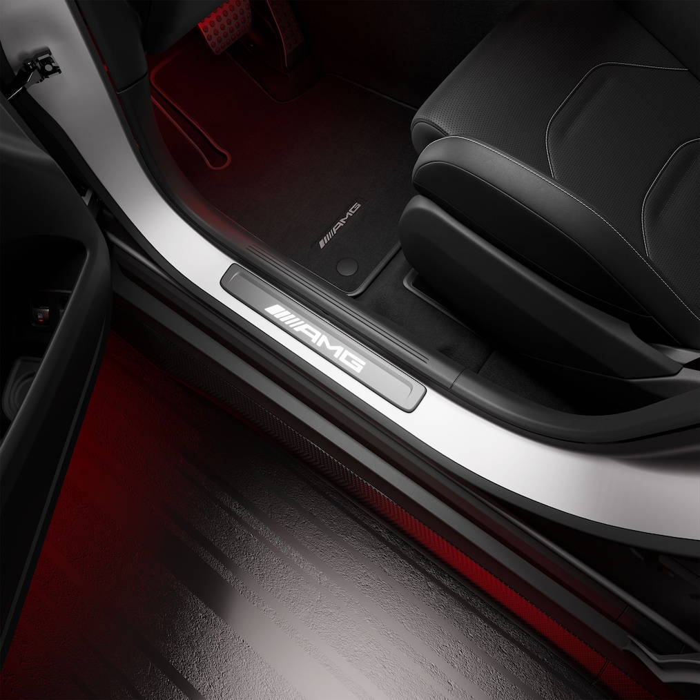 Primer plano de las taloneras AMG con distintivo «AMG» iluminado.