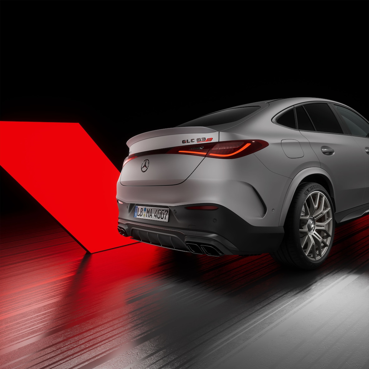 Vista lateral trasera del Mercedes-AMG GLC 63 S E PERFORMANCE Coupé.