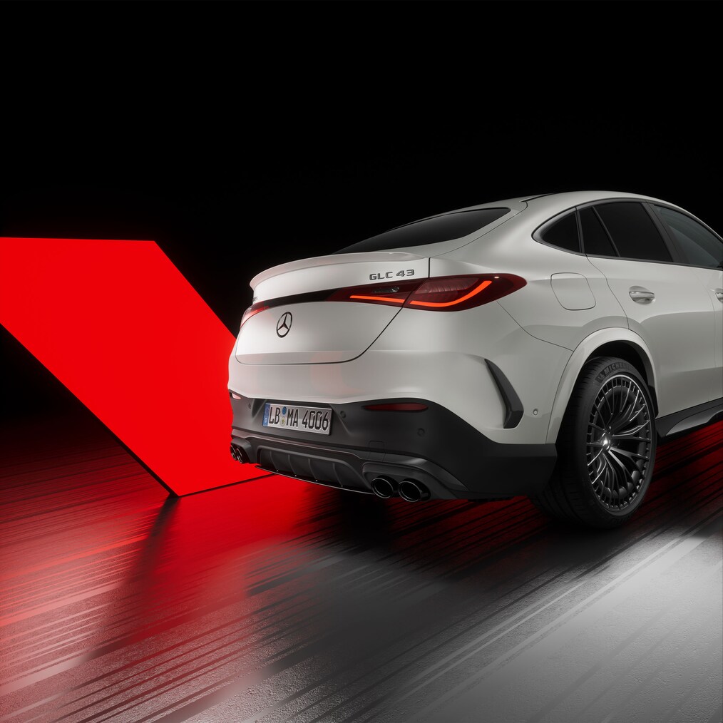 Mercedes-AMG GLC Coupé en vista trasera lateral derecha.
