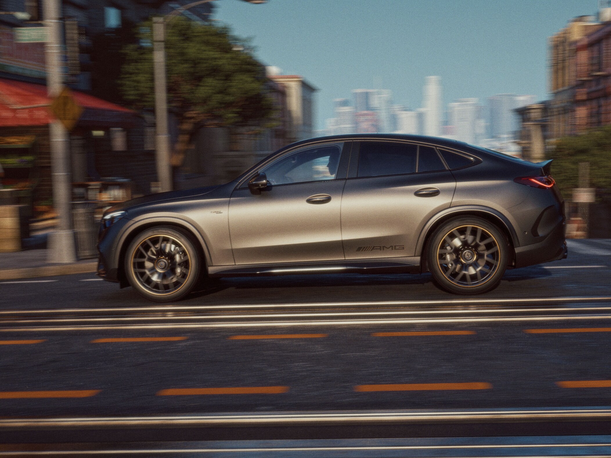 Vista lateral del Mercedes-AMG GLC 43 4MATIC Coupé en color gris