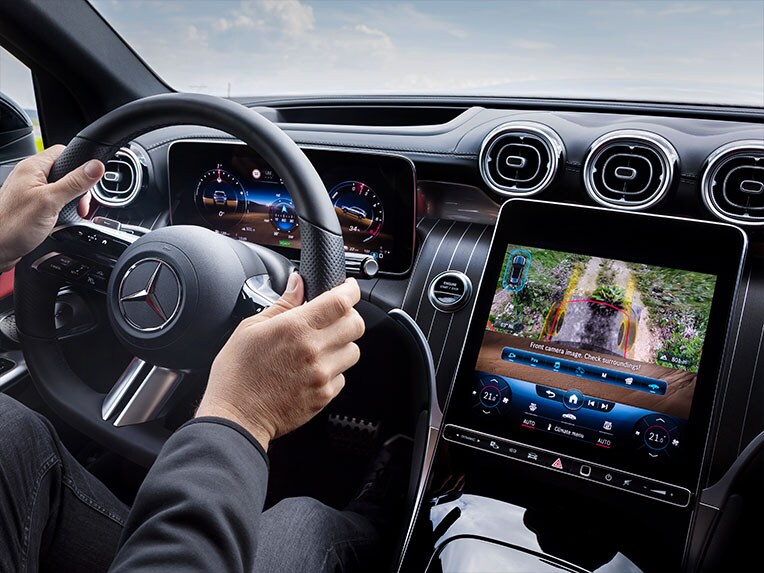 Cómo funciona el capó transparente con cámara 360° en el Mercedes-Benz GLC Coupé.