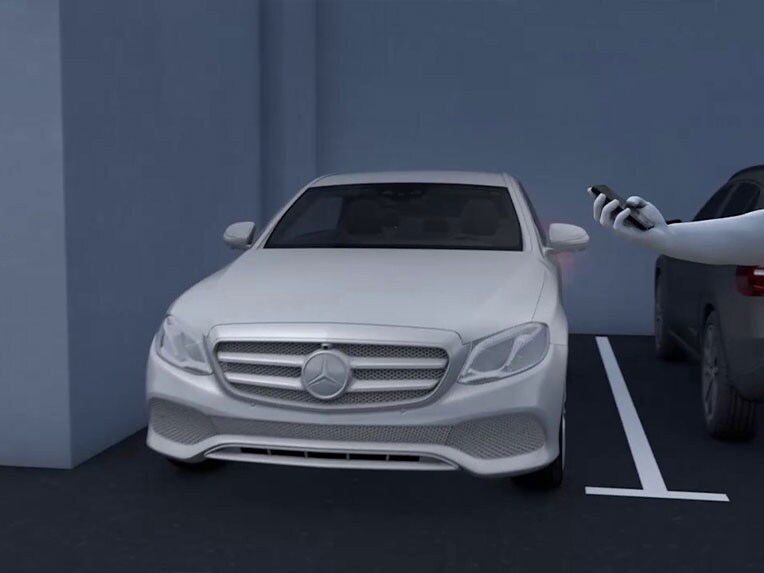 El funcionamiento del paquete de aparcamiento con asistente de aparcamiento con memoria en el Mercedes-Benz GLC Coupé.