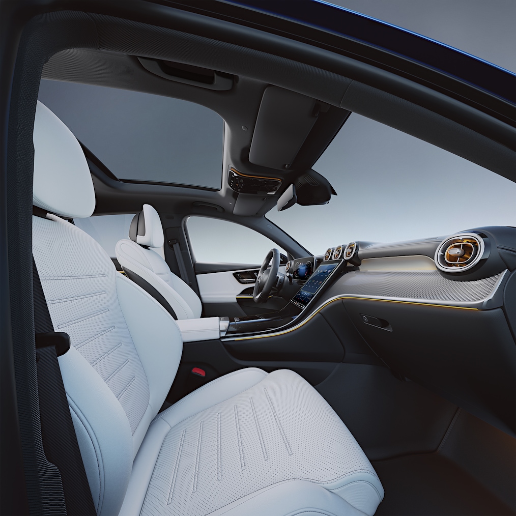 Primer plano del puesto de conducción con visualizadores de un GLC de Mercedes-Benz.