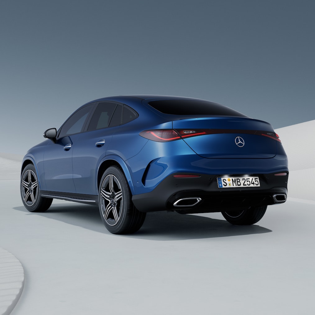 Vista del amplio espacio de carga a través del portón trasero abierto.