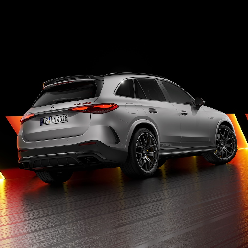 Mercedes-AMG GLC 63 S E PERFORMANCE SUV como AMG Edition 1 en una vista de la parte trasera desde el lado derecho.