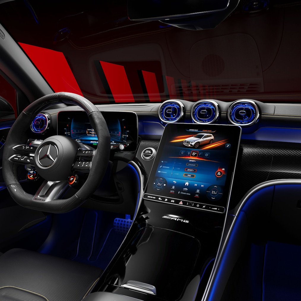Vista desde el asiento del pasajero hacia el salpicadero y la consola central de un Mercedes-AMG GLC SUV.