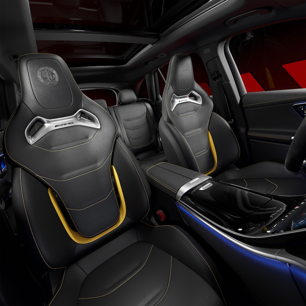 Vista a través de la puerta abierta del lado del pasajero hacia los asientos delanteros con el paquete de asientos AMG Performance Advanced.