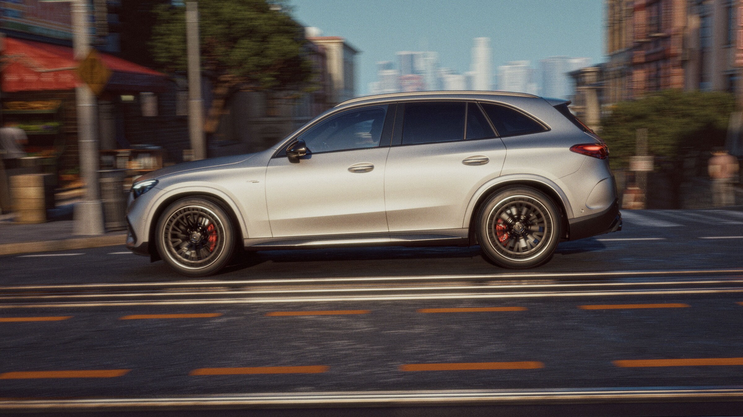 visual del lateral de un Mercedes-AMG GLC gris circulando por una avenida