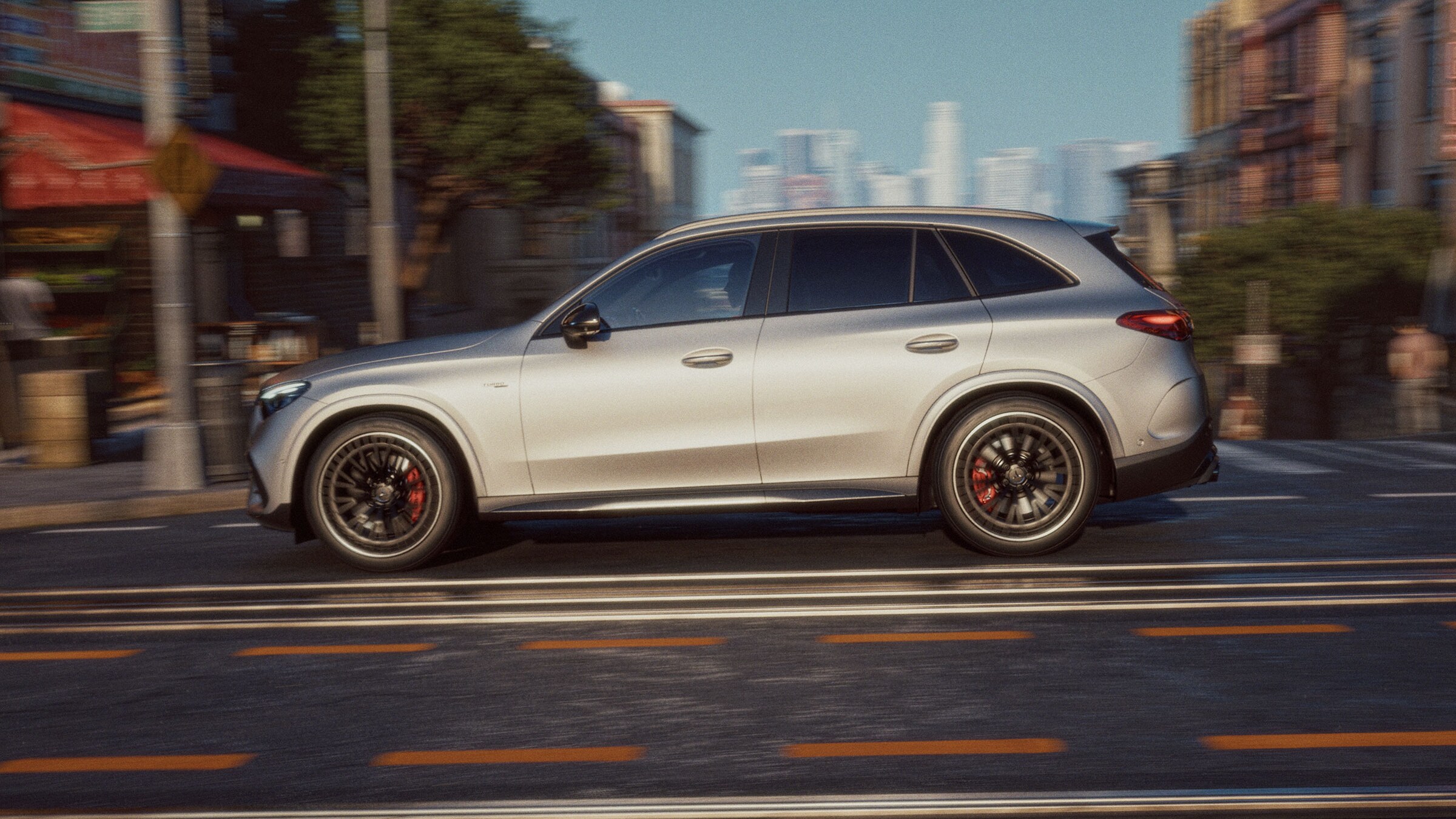 visual lateral del nuevo Mercedes‑AMG GLC en color gris por la calle