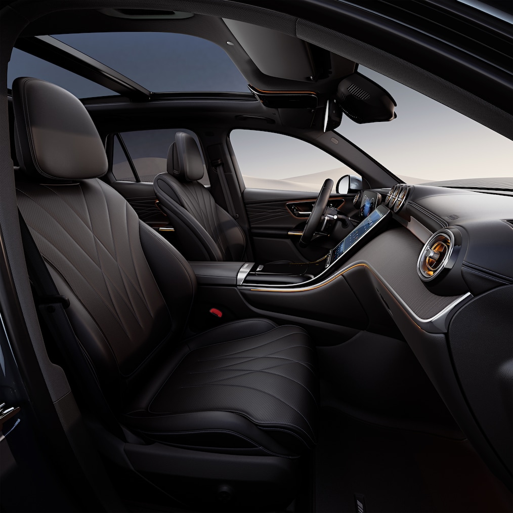 Primer plano del puesto de conducción con visualizadores de un GLC de Mercedes-Benz