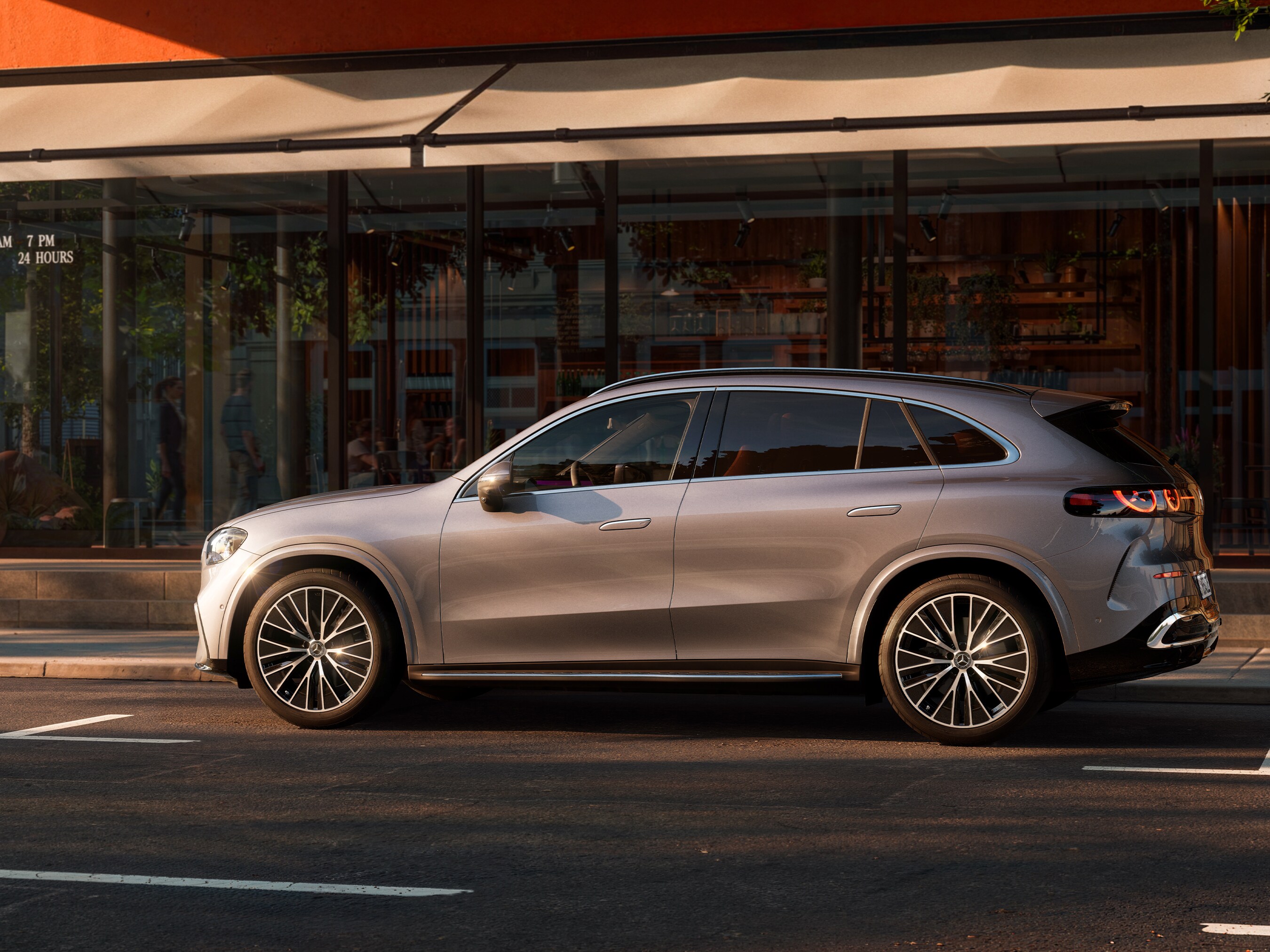 Visual lateral de un GLC eléctrico en color gris aparcado en la calle