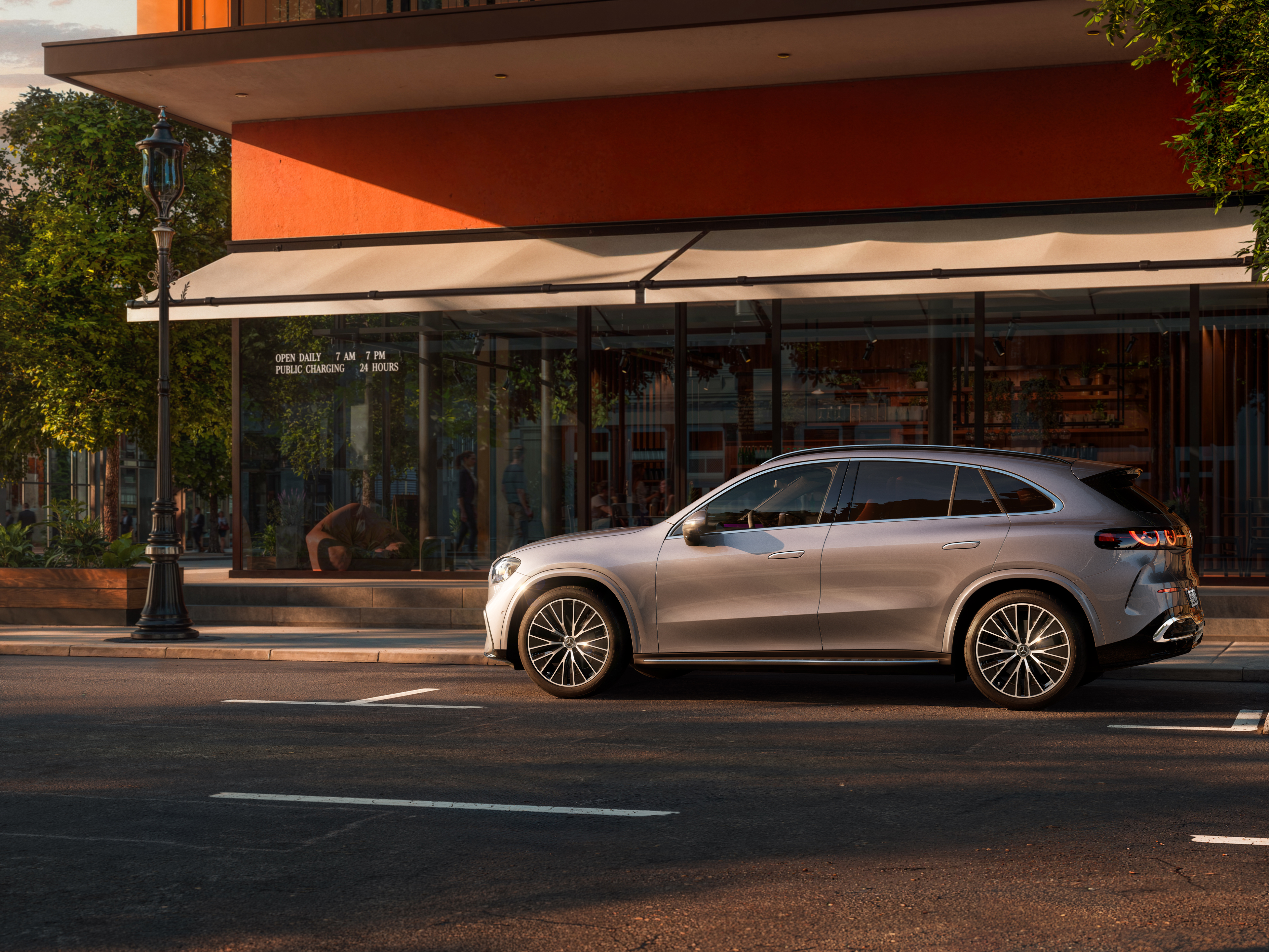 Oferta | GLC eléctrico | Mercedes-Benz Visual lateral de un GLC eléctrico en color gris aparcado en la calle